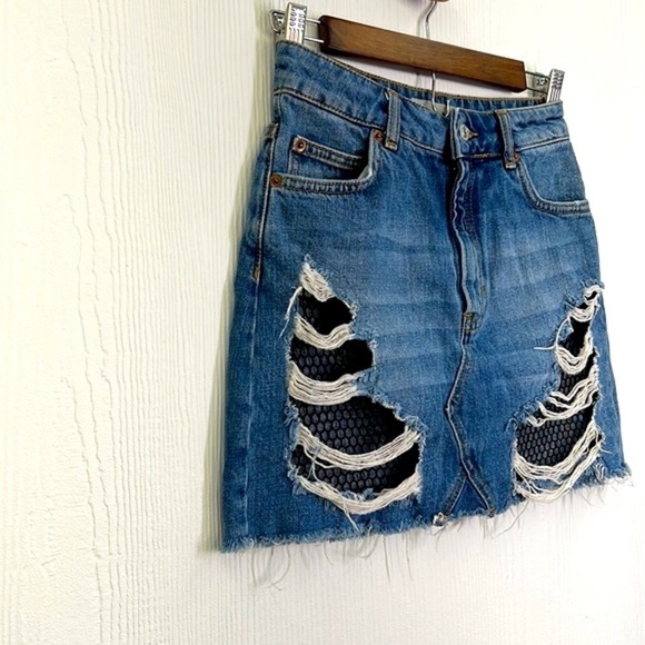 TopShop - Moto Black Fishnet Detail Stonewash Rip Distressed Mini Skirt Size 2 - Picture 6 of 12